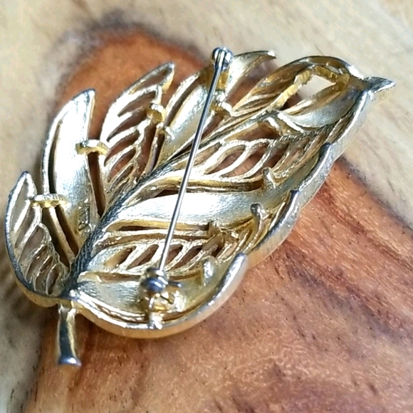 Vintage Signed LISNER Goldtone Leaf Brooch - Picture 13 of 15